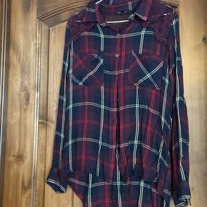 Hannah brand button down shirt with floral lace on shoulders around the back